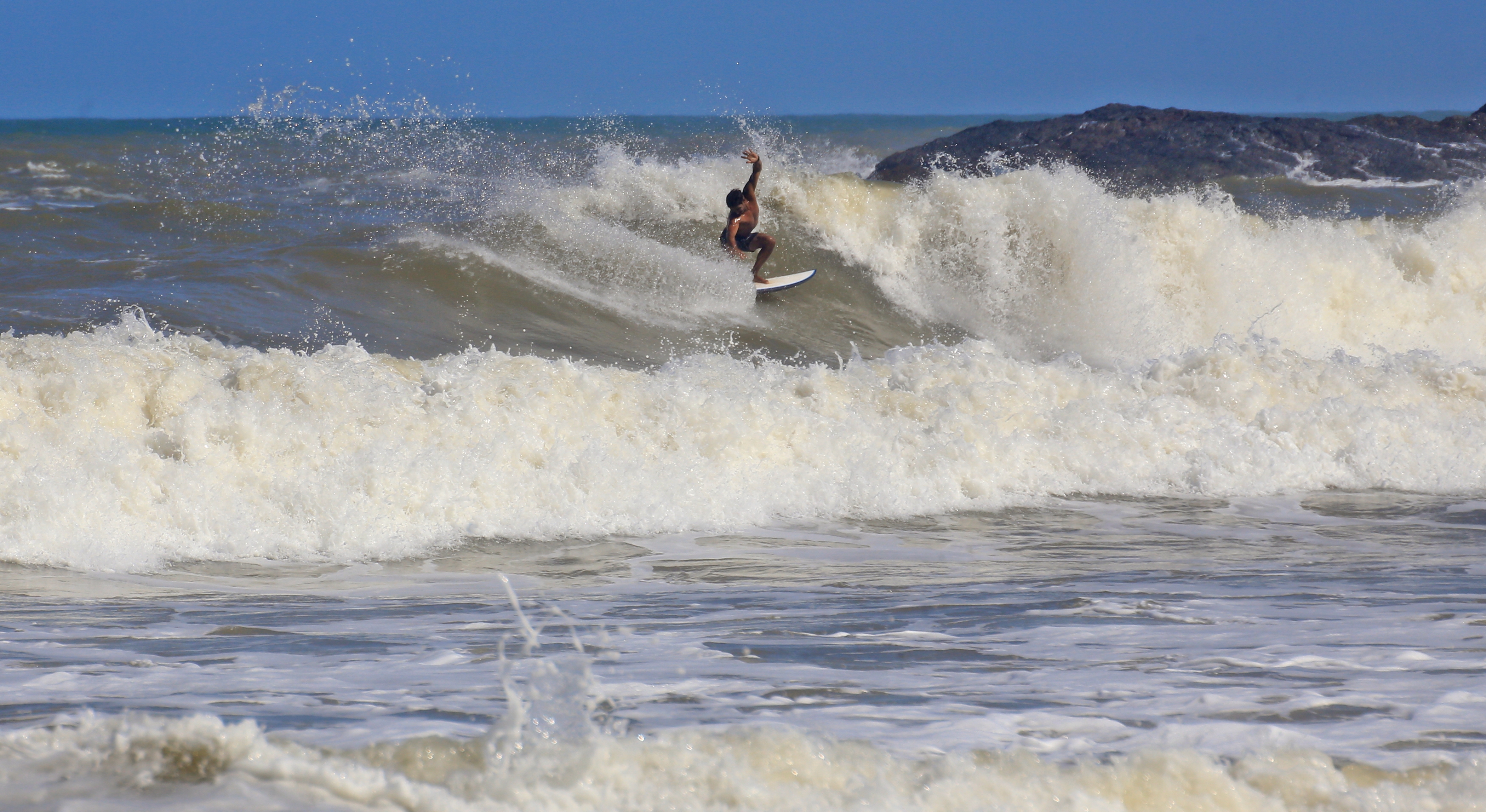 Surfista pegando uma onda